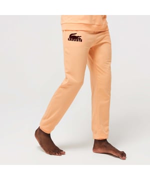 Herenjoggers van katoen fleece mix Stretch katoen fleece mix Elastische taille en enkels Zijzakken Lacoste belettering en oversized velours krokodil op rechter bovenbeen Snit die comfort en ondersteuning biedt in alle omstandigheden Homewear items kunnen niet worden geretourneerd, geruild of vergoed.