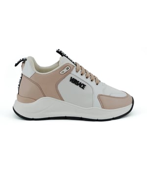 Nuevas y preciosas zapatillas Versace.
  Fabricado en Italia.
  Color rosa claro y blanco.
  Confeccionado con piel de becerro de alta calidad.
  Disenado para mujeres.
  Irradia lujo y estilo.