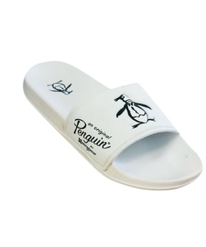 Original Penguin Passer Men's White Sliders, een veelzijdige en comfortabele keuze voor mannen die op zoek zijn naar moeiteloze stijl en gemak voor verschillende casual gelegenheden. Deze sliders bieden een relaxte en toch modieuze optie voor je schoenencollectie. Laten we eens kijken naar de belangrijkste kenmerken die de Original Penguin Passer Sliders tot een opvallende keuze maken:

 Minimalistisch ontwerp:  De Original Penguin Passer Sliders hebben een minimalistisch ontwerp met een strakke witte kleur die eenvoud en verfijning uitstraalt. Door dit ontwerp passen ze bij een breed scala aan casual outfits.

 Slip-On Stijl:  Deze sliders zijn ontworpen om gemakkelijk aan en uit te trekken, waardoor ze een probleemloze keuze zijn voor op het strand, bij het zwembad of in een andere ontspannen omgeving.

 Duurzame constructie:  Gemaakt van kwaliteitsmaterialen, zijn deze sliders gemaakt voor dagelijks gebruik en geschikt voor zowel binnen- als buitenactiviteiten.

 Comfortabel Voetbed:  Het voetbed is ontworpen om comfort en ondersteuning te bieden en zorgt voor een aangename draagervaring, of je nu op het strand loopt of luiert bij het zwembad.

 Original Penguin Branding:  Het iconische Original Penguin-logo staat prominent op de bandjes en vertegenwoordigt de toewijding van het merk aan stijl en kwaliteit.

 Veelzijdig dragen:  Deze sliders zijn veelzijdig en geschikt voor verschillende gelegenheden, zoals stranduitstapjes, barbecues in de achtertuin of gewoon als comfortabele loungewear.

 Beschikbare maten:  Original Penguin biedt verschillende maten voor verschillende voetmaten, zodat je de perfecte pasvorm kunt vinden voor jouw individuele comfort.