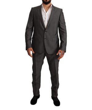 Traje 100% auténtico Dolce & Gabbana  
Modelo: MARTINI  
Estilo: Traje de 2 piezas de corte recto; incluye blazer y pantalones  
Color: Gris metálico  
Cierre: Cierre de dos botones  
Ajuste: Corte ajustado  
Dos bolsillos interiores  
Una abertura en la parte posterior  
Cierre de cremallera de 3 vías en los pantalones  
Detalles de logo  
Hecho en Italia  
Material: 65% lana 35% seda  
Forro: 100% rayón