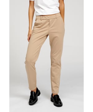 Unsere Original Performance Pants™ sind Hosen mit stilvollem Look und hervorragender Funktionalität. Genießen Sie den ganzen Tag lang höchsten Tragekomfort. Diese Hose verhilft Ihnen zu einem Look, der sowohl stilvoll als auch bequem ist, denn die khakifarbene Hose passt in jeden Kleiderschrank und zu jedem Outfit. Wenn Sie hohe Ansprüche an die Funktionalität und Qualität Ihrer Kleidung stellen, ist die Perform-Kollektion von TeeShoppen genau das Richtige für Sie. Wir haben diese Kollektion entwickelt, um die besten Kleidungsstücke für Sie herzustellen. Wir verwenden Materialien, die weich, bequem und dehnbar sind, damit Sie sie den ganzen Tag tragen können.

Hier sehen Sie eine Hose in der Farbe Beige.

Welche Größe haben die Hosen? Die Hosen können in 18 verschiedenen Größen ausgewählt werden. Siehe und wählen Sie Größe unter "Größe".

Die Größen sind für Frauen angepasst.

Über TeeShoppen: Bei TeeShoppen sind wir stolz darauf, unsere eigenen Produkte anzubieten. Unser Sortiment umfasst Basic-Kleidung, die wir selbst tragen möchten. Und sie ist nicht langweilig, nur weil sie einfach ist. Unsere Kleidung ist so konzipiert, dass sie für eine Vielzahl von Anlässen geeignet ist und gleichzeitig aus hochwertigen Materialien hergestellt wird, die einen hohen Tragekomfort gewährleisten. Sie wünschen sich einen zeitlosen Anbieter von Mode für Damen und Herren? Dann sind Sie bei uns genau richtig. Bei TeeShoppen zahlen Sie nicht für teure Marken und Kosten, sondern nur für Qualität und Service, der uns wichtig ist. Und so wie die Modewelt sich ständig verändert, erweitern wir auch ständig unser Sortiment.