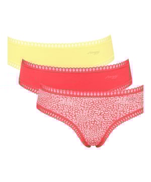 Dieser Damen-Hipster vereint verspielte Eleganz mit hohem Tragekomfort. Der Baumwollstretch sorgt für eine perfekte Passform und ein angenehmes Tragegefühl den ganzen Tag über. Mit einem mittleren Taillenbund und einem frechen Schnitt betont er die feminine Silhouette und bietet zugleich Bewegungsfreiheit. Der elastische Bund mit eingewebtem Logo und ein gewebtes Label setzen dezente, stilvolle Akzente. Der spitzenbesetzte Saum rundet das Design mit einem Hauch Romantik ab. Im praktischen Dreierpack erhältlich, bietet er eine Auswahl an verschiedenen Farben für Abwechslung im Alltag. Ideal für Frauen, die Komfort mit einem femininen und modernen Look verbinden möchten. Perfekt für den Alltag und jede Gelegenheit, bei der Sie sich wohlfühlen möchten.