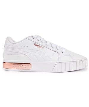 Estas zapatillas blancas Puma Cali Star Glam para mujer tienen una parte superior de cuero suave. un cuello acolchado y un cómodo. plantilla suave. Este estilo presenta una belleza. elegantes detalles metálicos en oro rosa y la icónica raya de Puma para darle un toque glamoroso y estilo añadido.