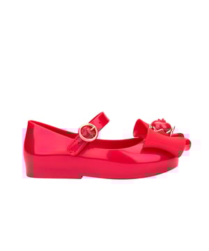 Give your mini the royal treatment with the Sweet Love + Snow White, a timeless silhouette that is an absolute success among little ones. The classic ballet flat now comes with prints on the insole featuring the iconic Disney princess, and an apple on top of the upper that makes it one-of-a-kind. Perfect to create magical moments with your little one.
