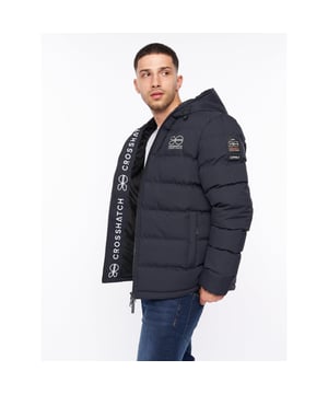 100% Polyester. Design: Logo, Gesteppt. Mit Kapuze. Langärmlig. Wattiert, Besatz im gleichem Stoff. Kapuzenmerkmale: angenähte Kapuze, Knebel-Einstellung. Taschenart: Zwei Seitentaschen. Durchgehender Reißverschluss, 2-Wege-Reißverschluss. S: 96,52 cm. M: 102 cm. L: 107 cm. XL: 112 cm. XXL: 116,84 cm.