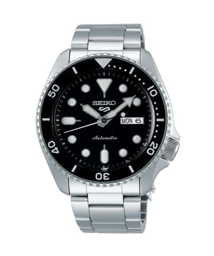 De 43mm kast van dit Seiko 5 Sports model is gemaakt van gepolijst roestvrij staal, wat de drager ongeëvenaarde niveaus van anti-corrosiviteit biedt, evenals een langere glansduur. Hardlex glas is ook gebruikt om verdere bescherming te bieden. Er is ook een niet-geschroefde kroon aanwezig naast de 4-uursmarkering, de kroonbescherming heeft een geborstelde afwerking, wat een subtiel, maar bevredigend, contrast creëert tussen deze en de rest van de gepolijste kast. Evenzo is de zwarte uni-directionele lunette ook gemaakt van roestvrij staal. Aan de buitenrand van de lunette bevindt zich een verhoogd patroonontwerp, dat doet denken aan het 'clous de paris'-ontwerp, een techniek die vaak wordt toegepast op Patek Philippe horloges. De achterkant van de kast is transparant, waardoor de drager de interne mechanismen van het uurwerk kan bekijken.