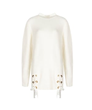Estilo sencillo
Con cuello alto
Con manga larga
Parte inferior decorativamente atada con una cinta
Con detalle corporativo en la nuca
Hecha de tejido de alta calidad con adición de lana