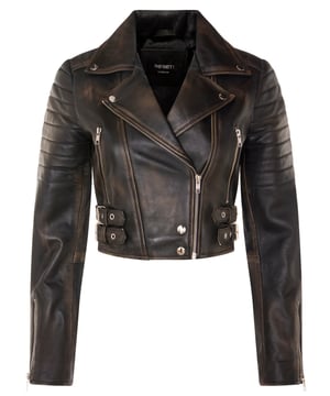 Gönnen Sie sich Luxus und modernen Stil mit unserer exquisiten Lederjacke. Das macht es zu einem Must-Have:  
 Höchste Weichheit: Gefertigt aus ultraweichem Leder mit Premium-Nappa-Finish Jacke ist ein haptischer Genuss, der sich luxuriös auf der Haut anfühlt. 
 Cropped Chic: Die zeitgemäße, verkürzte Länge und das figurbetonte Design sorgen für einen modischen und eleganten Look schmeichelnder Look, der perfekt zu jedem Anlass passt. 
 Besondere Details: Gesteppte Schultern und verlängerte vertikale Reißverschlusstaschen verleihen dieser Jacke einen Hauch von Raffinesse und Einzigartigkeit Design. 
 Anpassbarer Komfort: Mit Reißverschlussmanschetten können Sie die Ärmel für einen individuellen Look hochkrempeln, während eine mit Schnallen verstellbare Taille dies ermöglicht die perfekte Passform und das perfekte Tragegefühl. 
 Kultiges Flair: Das breite, fallende Revers greift den klassischen Brando-Stil auf und verleiht diesem modernen Modell einen zeitlosen Hauch von Flair Meisterwerk.  Diese Jacke ist mit hochwertigem Satin gefüttert und mit einem außermittigen YKK-Reißverschluss versehen und kombiniert Komfort mit hochwertiger Mode. Mit zwei Außentaschen mit Reißverschluss und gesteppten Details ist es der Inbegriff von Eleganz und Vielseitigkeit für modebewusste Menschen.