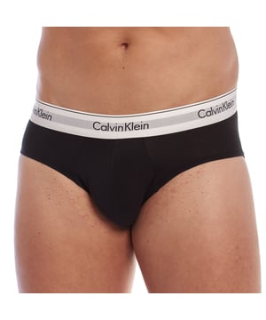 Calvin Klein Hip Briefs are made from a cotton-elastane blend that provides a comfortable and flexible fit.

 The gapless design includes a reinforced center section for greater adaptability.

 The wide, soft and elastic waistband ensures perfect support at the waist, decorated with the contrasting Calvin Klein logo, providing a distinctive and modern touch.

 Pack of 3 Calvin Klein briefs, variety of colors for every taste.

 Ideal for those looking for a modern and functional underwear with the distinctive Calvin Klein seal.
 Composition: 95% Cotton, 5% Elastane
 Care:
- Machine wash in cold water and liquid detergent.
 - Iron at low temperature.
 - Do not use a dryer.
 - Do not dry clean.