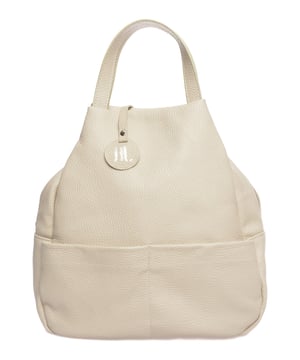 Mochila  
100% cuero de vaca  
Cierre superior con cremallera y solapa magnética  
Bolsillo trasero con cremallera  
Dimensiones: 32x38x14 cm  
Asa: 2x30 cm  
Correa para el hombro: 2x102 cm