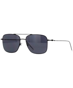 De Hugo Boss 1310 003 IR Black zonnebril biedt stijlvolle bescherming tegen schadelijk UVA- en UVB-zonlicht. De lensbreedte is 58 mm, de neusbrugbreedte 17 mm en de armlengte is 145 mm. Deze zonnebril voldoet aan de Britse standaard EN 1836:2005 en wordt geleverd met een etui en een schoonmaakdoekje. Zie er op je best uit en houd je ogen veilig met deze Hugo Boss zonnebril. Hugo Boss zwarte zonnebril, Brilbreedte = 58mm, neusbrugbreedte = 17mm, armlengte = 145mm Inclusief merkzonnebrillenkoker en reinigingsdoekje 100% bescherming tegen UVA & UVB zonlicht en voldoet aan de Britse standaard EN 1836:2005 Hugo Boss 1310 003 IR zwarte zonnebril
