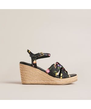 Dames Ted Baker Cardone Floral Espadrille Platform Sandalen in zwart.- Gespsluiting.- Geknoopte band.- Sleehak.- Geweven tussenzool.- Verspreide boeketprint.