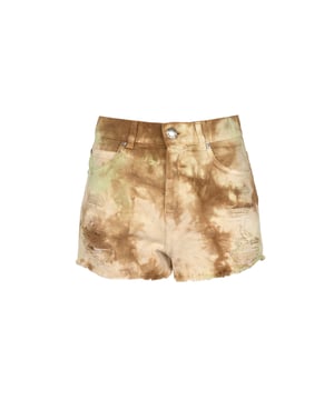 Los shorts vaqueros teñidos con la técnica tie-dye son un verdadero éxito de esta temporada, atrayendo la atención por su exclusividad y acabado artístico, lo que hace que cada par sea único en su tipo.

Cuentan con un botón logotipado y una cremallera que les añade un carácter estiloso, además de garantizar comodidad y seguridad al llevarlos, haciéndolos la elección ideal para cualquier ocasión.

Con desgastes que les dan un toque algo atrevido y rockero, combinan perfectamente con diferentes estilos, desde casual hasta los más audaces.

Las piernas con acabados crudos son un detalle de moda que agrega a los shorts un carácter relajado y desenfadado, encajando perfectamente en las tendencias urbanas.

Con dos bolsillos en la parte delantera y trasera, que no solo añaden practicidad, sino que también constituyen un elemento estiloso, permitiendo el almacenamiento cómodo de pequeños objetos.

Hechos de tela de alta calidad, que asegura comodidad durante todo el día, al mismo tiempo garantizando durabilidad y resistencia al desgaste diario.