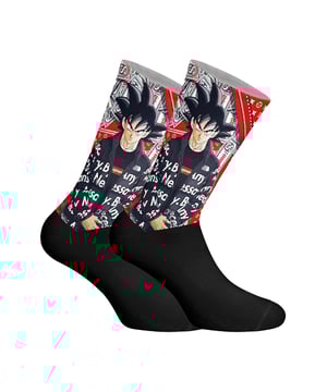 Wenn Sie trendy sein und alle Blicke auf sich ziehen wollen, sind diese Socken genau das Richtige für Sie. Ihre Designs sind unverwechselbar und einzigartig.

 Baumwollsocken der Marke JENES.
 Langer Schaft.
 Anti-Druck-Bündchen.
 Innovative Druckmotive.
 Perfekte Anpassung.
 Bequemer und weicher Stoff.
 Nähte in Ton gehalten.
 Zusammensetzung: 80% Baumwolle, 15% Mikrofaser, 5% Elasthan
 Pflege:
Maschinenwäsche bei maximal 30º.
 Kein Bleichmittel verwenden.
 Verwenden Sie keinen Trockner.
 Es erlaubt nicht die Verwendung eines Bügeleisens.
 Nicht chemisch reinigen.