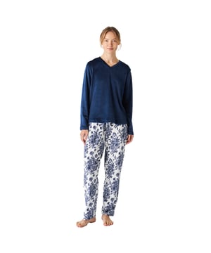 Pijama de mujer de manga larga con un diseño elegante y cómodo, ideal para descansar o relajarse en casa.

Confeccionado en suave terciopelo, este pijama es ideal para las noches frescas y ofrece una sensación de calidez y confort excepcionales. 

Su diseño moderno y sofisticado se adapta perfectamente a la figura femenina, realzando la silueta con un estilo chic y relajado.

El conjunto incluye una parte superior de manga larga de un solo color con un delicado cuello en pico, mientras que los pantalones a juego presentan un estampado atractivo. La cintura elástica regulable mediante cordones brinda libertad de movimiento.

Las costuras vistas a tono añaden un detalle sutil pero elegante.

Disfruta de la suavidad del terciopelo y de un diseño que combina moda y funcionalidad. Ideal para regalar o para consentirte a ti misma.
 Composición: Camiseta: 95% Poliéster, 5% Elastano; Pantalón: 95% Poliéster, 5% Elastano
 Cuidados:
-Lavar en un ciclo suave.
-Siempre usar agua fría o tibia. 
-No usar secadora. Es mejor secarlo al aire. 
-Si es necesario, planchar a temperaturas bajas.
-No usar blanqueadores.