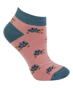 Willst du dir für den Sommer ein paar neue Socken zulegen, hast aber genug von den langweiligen, einfarbigen Socken? Nun, diese großen Novelty Bamboo Trainer Socken sind perfekt, wenn Sie lieben das Tragen von Tier-Designs auf Ihre Füße! Diese Miss Sparrow Damensocken sind eine tolle Geschenkidee für alle, die süße Tiere lieben. Sie sind bequem und kühl, haben superweiche Bambusfasern und ein glattes Material, das atmungsaktiv ist. Außerdem sind sie natürlich hypoallergen und antibakteriell. Die Socken sind knöchellang und niedrig geschnitten, so dass sie unauffällig in Ihre Schuhe passen. Sie sind in 12 verschiedenen Farben mit 6 niedlichen Tiermustern erhältlich, darunter: Schildkröten, Hasen, Papageientaucher, Wursthunde, Honigbienen und Igel. Miss Sparrow ist stolz auf ihre Produkte, die dafür sorgen, dass sich Ihre Füße das ganze Jahr über fabelhaft fühlen. Mit ihren schicken und stilvollen Produkten bieten sie Ihnen einzigartige, aufregende und modische Accessoires voller Individualität, die Ihnen das Selbstvertrauen geben, Sie selbst zu sein. Diese Trainersocken sind ein 1-Paar-Pack und bestehen aus 53% Bambus, 20% Baumwolle, 19% Polyester, 6% Polyamid, 2% Elastan. Sie kommen in Damen Einheitsgröße: 4-7 UK (37-40 EUR, 5-8 US) und sind maschinenwaschbar unter 40. Nicht chemisch reinigen. Nicht bügeln. Nicht bleichen.