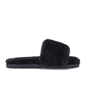 Suede finish
100% shearling trim/insole
Shearling lining
EVA sole
Treat with our Luxe care protector