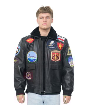Dit unieke vintage pilotenjack, oorspronkelijk gemaakt in 1985, werd herkenbaar gemaakt door zijn verschijning in de iconische film 'Top Gun'. Dit jack heeft een roodbruine kraag van schapenvacht, zoals te zien in de bomberjackontwerpen uit de jaren 60, evenals alle 17 patches en de USN-ankerpin, zoals te zien in de film. Voor de authenticiteit krijgen het leer en de patches een speciale vintage-behandeling, waardoor een meer versleten patina ontstaat. Voor een geïnspireerde draai aan de klassieker hebben we deze stijl ook uitgevoerd met de badges in meer ingetogen tinten, voor een slanker alternatief voor het gewaagde origineel. • Echte koeienhuid van hoge kwaliteit • Iconisch in de popcultuur door zijn verschijning in “Top Gun” • Klassieke kraag in schapenvacht-overhemdstijl • Voorzien van 17 patches en USN-ankerpin op de voorkant van de jas • Diepe zakken aan de voorkant van de jas en interne opbergvakken