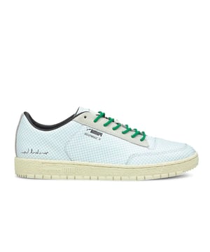 Los Puma X Michael Lau Ralph Sampson 70 entrenadores blancos masculinos son una fusión de diseño contemporáneo y estética inspirada en el baloncesto. Los entrenadores cuentan con un color blanco limpio con detalles artísticos, lo que los convierte en una adición destacada a su colección de zapatillas. Esta colaboración celebra el legado de Ralph Sampson, un ícono de baloncesto que dejó una marca indeleble en el deporte.

Características clave:

Construcción premium: estos entrenadores están hechos con materiales de alta calidad, lo que garantiza la durabilidad y la comodidad para el uso regular.

Detalles artísticos: la colaboración Puma X Michael Lau trae elementos artísticos únicos a la clásica silueta de Ralph Sampson, lo que hace de estos entrenadores un verdadero artículo de coleccionista.

Ralph Sampson Heritage: Inspirado en el estilo característico de la leyenda del baloncesto Ralph Sampson, estos entrenadores rinden homenaje a su impacto en el juego.

Plantilla acolchada: los entrenadores cuentan con una plantilla acolchada que proporciona un comodidad óptima, lo que los hace adecuados para el uso de todo el día.

Branding Puma: como parte de la colaboración de Puma, estos entrenadores muestran el icónico logotipo de Puma, que representa un símbolo de estilo y rendimiento.

Versatilidad: el color blanco limpio y el diseño atemporal hacen que estos entrenadores sean versátiles, lo que les permite complementar varios atuendos informales y deportivos.

Silhoueta clásica: la silueta Ralph Sampson 70 cuenta con un diseño de inspiración retro con un giro moderno, que ofrece un equilibrio perfecto entre el encanto vintage y el atractivo contemporáneo.

Adecuado para el uso diario: ya sea que esté llegando a la cancha de baloncesto o simplemente saliendo de estilo, estos entrenadores elevarán su aspecto y proporcionarán la comodidad que necesita.