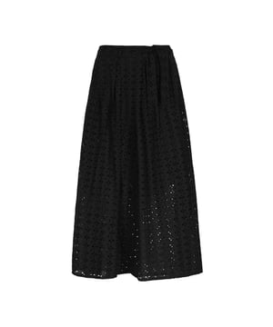 Betonen Sie Ihren Sommerlook mit diesem hoch taillierten Midirock mit stilvoller Schleife. Er ist aus leichter Baumwolle gefertigt, das Futter ist durchscheinend, und die zarten durchbrochenen Verzierungen verleihen ihm Struktur. Dieses elegante Design reicht anmutig bis zur Mitte der Wade und hat eine A-Linien-Silhouette, perfekt für legere Ausflüge.  Felsen