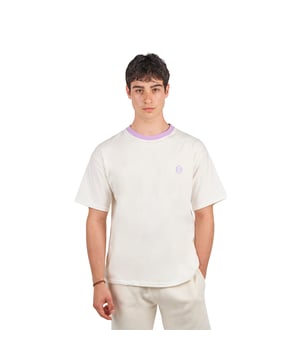 T-shirt met korte mouwen.
 Ronde hals met geribde afwerking.
 Oversized model.
 Merkopdruk op voor- en achterkant.
 Naden in toon zichtbaar.
 Samenstelling: 96% Katoen, 4% Elastaan
 Onderhoud:
- Wassen op max. 40ºC.
 - Geen bleekmiddel gebruiken.
 - Strijken op lage temperatuur.
 - Niet chemisch reinigen.
 - Geen droger gebruiken.