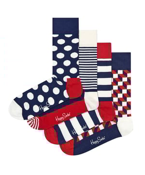 Bringen Sie einen Hauch von Rot, Weiß und Blau in Ihre Sockenschublade mit diesen originellen Socken für Damen und Herren mit vielen frechen und lustigen Mustern. Erhältlich in einer großartigen Geschenkbox, ideal zum Verschenken.vier Paar Socken in originellen Designs, diese passende Box bietet Polka Dot, Thin Stripes, Thick Stripes und Filled Optic Stile für eine einzigartige und bunte Kombination. Die Novelty Happy Socks sind aus weicher, gekämmter Baumwolle (86%) und haben verstärkte Fersen und Zehen für zusätzliche Haltbarkeit und noch mehr Komfort. Happy Socks ist eine beliebte Marke, die qualitativ hochwertige Socken anbietet, die einzigartige Designs und Handwerkskunst kombinieren. Mikael Söderlindh und Viktor Tell hatten die Vision, Glück zu verbreiten, indem sie ein alltägliches Accessoire in ein farbenfrohes Designerstück verwandelten. 90 Länder und jeden Kontinent hat Happy Socks heute erreicht. Mit Concept Stores auf der ganzen Welt, von L.A. bis Tokio, ist Happy Socks in über 10.000 Top-Boutiquen zu finden. 86% Baumwolle, 12% Polyamid, 2% Elastan, 2 Größen: Herren 6-11 UK & Damen 4-7 UK. Sie kommen in 4 tollen Mustern und sind in der Maschine waschbar.Extra Produkt DetailsHappy Socks Adult Novelty SocksWeiche gekämmte Baumwolle4 Paare pro PackungVerstärkte Ferse & Spitze4 Bold & Funky PatternsRot, Weiß & Navy FarbenEine perfekte GeschenkideeWeich & BequemKommt in GeschenkboxHappy Socks Branded2 GrößenoptionenMaschinenwaschbar