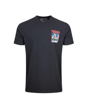 100% Baumwolle. Gewebe: Marmorwäsche. Design: Rückseitiger Aufdruck, Auto, Ente, Logo, Siebdruck, Aufschrift. Streifen mit Logo. Rundhalsausschnitt. Kurzärmlig. S: 93,98 cm. M: 102 cm. L: 109 cm. XL: 116,84 cm. XXL: 124,46 cm. 3XL: 132 cm. 4XL: 139,7 cm. 5XL: 147 cm.