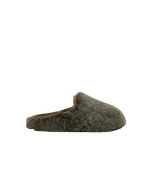 Ontdek de Scholl slippers voor dames - de perfecte combinatie van comfort en stijl voor ontspannen dagen! Met een EVA rubberen zool beschermen ze je voeten betrouwbaar tegen kou en stoten, terwijl het lichte profiel zorgt voor een moeiteloze loopervaring.    Door de ronde neus en het eenvoudige ontwerp zonder sluiting zijn ze gemakkelijk aan en uit te trekken. Ademende materialen houden je voeten behaaglijk, warm en fris, terwijl de uitneembare binnenzool extra comfort biedt.    De verstelbare wijdte zorgt ervoor dat deze pantoffels perfect passen en op maat gemaakt kunnen worden. Ze zijn gemaakt van hoogwaardige materialen en garanderen een hoog niveau van comfort en duurzaamheid.    De elegante labeldetails voegen een modieus tintje toe en maken deze pantoffels de ideale metgezel voor gezellige uurtjes thuis. Verwen jezelf met de luxe die je voeten verdienen!