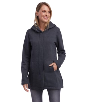 Entdecke die elegante 'NETTIE' Sweatjacke von Ragwear - ein vielseitiges Kleidungsstück, das in keinem Kleiderschrank fehlen sollte. Diese Jacke besticht durch ihre schlichte Eleganz und ist mit einer Kapuze, einem praktischen Reißverschluss und Seitentaschen ausgestattet. Ihr unifarbenes Design und der leicht taillierte Schnitt schmeicheln jeder Figur, während der sanft abgerundete Saum und der Kurzmantel-Look für einen Hauch von Raffinesse sorgen. Ob als lässige Überwurfjacke oder als stilvolles Statement-Piece - die 'NETTIE' Sweatjacke ist die perfekte Wahl für jede Gelegenheit.