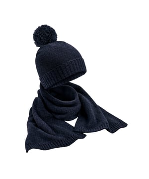 50% viscose, 30% polyester, 20% nylon. Stof: Gebreid, Eenlaags, Zacht Aanrakend, Garen. Pom Pom, geribd manchet, afscheurbaar etiket. Inhoud: Muts, Sjaal. Ontwerp: Eenvoudig. Duurzaamheid: REACH.