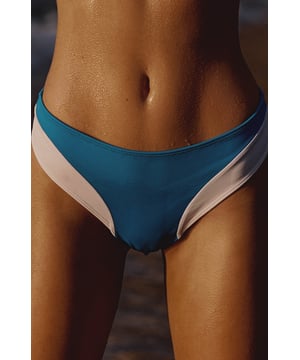This hipster bikini bottom seamlessly combine style and function, with a blue Brazilian style silhouette and contrasting white contour panelling for fuller coverage. Between sunlounger and jetski or deep diving to the ocean floor, this sustainable piece works everywhere. Pair with the matching blue wired balconette bikini top for the full look.