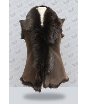 Ein hochwertiges Kleidungsstück, das perfekt geeignet ist, um in den kälteren Monaten einen eleganten Look zu bewahren und gleichzeitig warm zu bleiben. Diese Weste ist kurz geschnitten und besteht aus unserem hochwertigen spanischen Toscana-Schaffell, das dafür bekannt ist, zu den wärmsten und bequemsten Wollstoffen der Welt zu gehören. Das weiche Wollfutter kann entweder mit einem Haken- und Ösenverschluss verdeckt oder in einem markanten Wasserfalldesign an der vorderen Öffnung freigelegt werden, um einen extravaganten Look zu erzielen. Damit ist es das perfekte Stück, um Ihren Winteroutfits einen Hauch von Eleganz zu verleihen. • Ausschließlich im Vereinigten Königreich aus doppelseitigem Toscana-Schaffell hergestellt. • Das Toscana-Schaffellfutter bietet beispiellose Wärme und Komfort. • Außen- und Innenseite sorgfältig verarbeitet für ein weiches, seidiges Finish