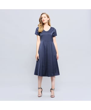 Een klassieke vorm en een veilige gok voor elke garderobe. Dit tijdloze artikel heeft een elegant mat satijnen stof, aangepast lijfje en wijd uitlopende volume op de rok. Een jurk die geschikt is voor verschillende gelegenheden en seizoenen.
 
Productdetails
 • Lengte 113 cm
 • Formulier: uitlopen
 • Korte mouwen
 • Ronde halslijn
 • Onzichtbare rits aan de zijkant