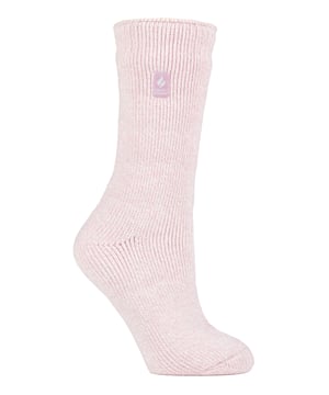 Houd de voeten lekker warm in deze Dames Twist Sokken van Heat Holders. Wikkel je voeten in deze pluizige, fleece thermisch gevoerde sokken die je elke dag kunt dragen, of je nu thuis of op kantoor werkt! Deze sokken hebben niet alleen een hoge tog rating van 2,3, maar het is ook wetenschappelijk bewezen dat ze de warmste sokken zijn die er zijn, omdat ze zijn gemaakt met UK PATENTED breitechnologie. Gemaakt met officieel Heat Holders-garen, dit in Japan ontworpen thermo garen biedt hoogwaardige isolatie tegen kou met superieure vochtademende eigenschappen en zachtheid. Ze zijn ook gebreid met UK PATENTED lange lusvormige kussenpool om warme lucht dicht bij de huid te houden. Voor dagelijks comfort maximaliseert het deskundige poetsproces van Heat Holders de hoeveelheid warme lucht die in elke sok wordt vastgehouden voor onverslaanbare warmte. Bescherm je voeten tegen de kou met deze dikke thermo dames twist sokken. Verkrijgbaar in verschillende kleuren en designs, er is een stijl voor de modieuze behoeften van elke vrouw! De levendige kleuren op deze sokken toveren een glimlach op het gezicht van elke vrouw, of je nu een geliefde of jezelf wilt trakteren! Kies uit Berry, Pink, Zwartof Purple, Marine en meer! Verwarm die ijzige tenen met deze thermisch gelaagde en schattige pluizige sokken. Deze sokken zijn verkrijgbaar in damesmaten 37-42 EU.