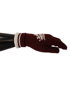 DOLCE & GABBANA  
Wunderschöne, brandneue Handschuhe mit Etikett, 100% authentisch von Dolce & Gabbana. Leichtes Kaschmirgarn wurde verwendet, um die Handschuhe zu kreieren. Das Material, das auf dem weichen Unterfell von Bergziegen basiert, ist nicht kratzig und hält die Wärme perfekt. Die rote Farbe setzt den Ton für das Accessoire, aber das macht es nicht langweilig; das weiße Muster in Form einer byzantinischen Krone sorgt hier für die richtige Stimmung. Es spiegelt die zwei Streifen an den breiten Bündchen wider.  
Modell: Handschuhe  
Farbe: Rot Weiß  
Logo-Detail  
Hergestellt in Italien  
Material: 100% Kaschmir