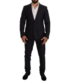 Traje 100% auténtico Dolce & Gabbana  
Modelo: MARTINI  
Estilo: Traje de dos piezas de una sola botonadura; incluye blazer y pantalones  
Color: Patrón azul jacquard  
Cierre: Cierre de dos botones  
Ajuste: Ajuste slim  
Dos bolsillos interiores  
Una abertura en la parte posterior  
Cierre de cremallera de tres vías en los pantalones  
Detalles del logo  
Hecho en Italia  
Material: 75% lana, 20% seda, 5% cachemira  
Forro: 100% rayón  