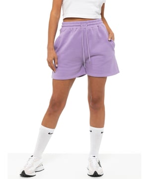 Enzo korte broek van sweatstof. Verstelbare taille met trekkoord. Geborstelde binnenfleece. Relaxte pasvorm voor vrijetijdskleding. 2 zijzakken. 50% katoen, 50% polyester. Mag in de wasmachine. Verkrijgbaar in 4 Kleuren.
