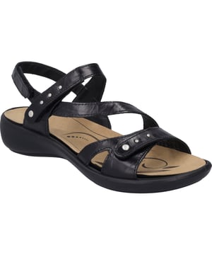 Ontdek de elegantie en het comfort van de Ibiza 70 sandaal van JOSEF SEIBEL, gemaakt van hoogwaardig nappaleer in klassiek zwart. Deze sandaal voor dames is niet alleen een uiting van modern comfort, maar ook een bewijs van perfectie in pasvorm en functie, bereikt door het gebruik van eersteklas materialen. De zwarte PU-zool, bekend om zijn lichte en uitstekende dempingseigenschappen, biedt een ongeëvenaard loopgevoel dat wordt versterkt door de innovatieve Strobel-constructie. Deze productiemethode verbindt de schacht met de buitenzool-tussenzoolcombinatie op een manier die de stabiliteit en duurzaamheid van de schoen bevordert. Voorzien van een klittenbandsluiting, maakt de Ibiza 70 sandaal een individuele aanpassing aan de voet mogelijk, terwijl het microvezelvoetbed, dat indien nodig kan worden vervangen door een orthopedisch voetbed, zorgt voor extra draagcomfort. Als onderdeel van de Josef Seibel-collectie, die bekend staat om zijn modern comfort en perfectie in pasvorm en functie, vertegenwoordigt deze sandaal de idealen van Slow Fashion - een verschuiving van Fast Fashion naar duurzame, langdurige kleding. Of het nu in de vrije tijd is of bij basisgelegenheden, met de Ibiza 70 sandaal ben je altijd modieus en comfortabel onderweg. Ervaar de vrijheid om de hele zomer buitenactiviteiten te ondernemen zonder concessies te doen aan het welzijn van je voeten. JOSEF SEIBEL vertrouwt op traditie en innovatie om schoenen te creëren die niet alleen vandaag, maar ook in de toekomst inspireren.
