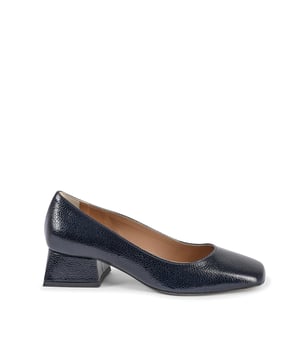 Bailarina con tacón elegante y cómoda  
SOFIA BOTTALATO BLU SCURO en color azul oscuro  
Fabricada en 100% cuero  
Suela de 100% tunit  
Tacón de 4 cm de altura  
Hecho en Italia  
Perfecta para mujeres que desean añadir un toque de elegancia a su atuendo  
100% CUERO