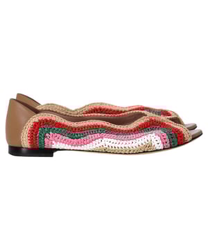 VINTAGE, RRP WIE NEU  
Die Fendi Chameleon Waves Flats aus mehrfarbigem Raffia sind eine lebhafte und verspielte Ergänzung für Ihre Schuhkollektion. Mit einem einzigartigen gestreiften Raffia-Design und einem gewellten Kragen verleihen diese Ballerinas jedem Outfit eine Note von Verspieltheit. Mit einem bequemen Blockabsatz, einer Ledersohle und einem praktischen Slip-On-Stil zeigen diese exquisiten, in Italien hergestellten Flats die perfekte Mischung aus Mode und Funktionalität für einen markanten Look, der bei jedem Schritt ins Auge fällt.  

Fendi Chameleon Waves Flats aus mehrfarbigem Raffia  
Zustand: gut  
Abnutzungsspuren: Kleinere Markierungen, leicht benutzt, aber sehr gut gepflegt. Geringe Markierung an den Sohlen und Faltenbildung, leichte Kratzer an den Sohlen und Absätzen.  
Verpackung: Keine  
Farbe: Mehrfarbig | multicolor  
Material: Raffia  
Größe: EU40/US10  
Maße: Innensohlenlänge: 260  
SKU: NAPPUITSH400453W  