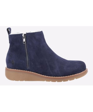 De Libby-laars; vervaardigd met zorgeloos waterbestendig echt suède bovenwerk met een zachte schapenwol bovenrand combineert stijl en comfort in één. Een buiten- en binnenzip in combinatie met de eenvoudige trekflap zorgt voor gemakkelijk aan- en uittrekken.