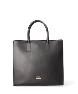 Bolso de mujer. El cierre es con botón magnético. Los bolsillos internos son uno con cremallera. Los bolsillos externos están ausentes. La bandolera es ajustable y extraíble en tejido. El mango es de piel. Hay dos compartimentos internos. El material exterior es piel auténtica arrugada. Internamente está forrado en tejido 70% algodón - 30% poliéster. Medidas: 34x31x14,5 cm. Hecho en Italia