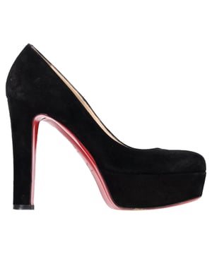 VINTAGE, RRP WIE NEU  
Die Christian Louboutin Rundzehen-Pumps mit Blockabsatz in schwarzem Wildleder sind eine atemberaubende Kombination aus modernem Sophistication und zeitlosem Glamour. Hergestellt aus luxuriösem schwarzem Wildleder, verfügen diese Pumps über eine glatte, verfeinerte Textur, die Eleganz ausstrahlt. Die runde Zehenpartie verleiht einen klassischen Touch, während das chunky Design des Absatzes und die Plattform zusätzlichen Komfort und Stabilität bieten, ohne auf Höhe zu verzichten. Abgerundet mit der charakteristischen roten Sohle setzen diese Pumps ein kühnes und ikonisches Statement. Ob für einen Abend in der Stadt oder für einen besonderen Anlass, diese Christian Louboutin Pumps heben jedes Ensemble mit ihrer perfekten Mischung aus Stil und Funktionalität hervor.

Christian Louboutin Rundzehen-Pumps mit Blockabsatz in schwarzem Wildleder

Zustand: Sehr gut  
Gebrauchsspuren: Leichte Abnutzungen, leicht gebraucht, aber sehr gut gepflegt. Kleinere Abnutzungen an den Sohle & Faltenbildung, leichte Kratzer an den Sohlen und Absätzen.  
Verpackung: Keine  
Farbe: Schwarz  
Material: Wildleder | Wildleder  
Größe: EU | 36,5/UK3,5/US6,5  
Maße: Absatzhöhe: 110; Einlegesohlenlänge: 270  
SKU: NAPPUGBSH444527W