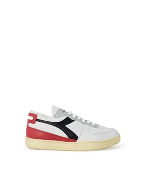 Marke: Diadora Heritage.
  Geschlecht: Manner.
  Typ: Turnschuhe.
  Saison: Herbst/Winter.
  Farbe: Weiss.
  Muster: Einfarbig.
  Verschluss: Schnursenkel.
  Sohle: Gummi.
  Futter: Leder.
  Details: Sportlich.
  Zusammensetzung: 100% Leder.
  Material: Leder.