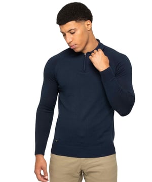 El Jersey Polo para Hombre de Enzo Milano es una mezcla refinada de diseño clásico y detalles modernos. Confeccionado con un cuello tipo cutaway y un cierre de media cremallera, este jersey ofrece un aspecto pulido con la conveniencia de una ventilación ajustable. Fabricado con un tejido de punto de primera calidad, garantiza calidez y comodidad mientras mantiene una apariencia sofisticada. Los puños y el dobladillo acanalados proporcionan un ajuste a medida, añadiendo estructura al diseño. Una pequeña placa con el logo de Enzo, situada cerca del dobladillo, muestra sutilmente el toque distintivo de la marca. Este versátil jersey polo es perfecto para añadir un toque de elegancia a atuendos tanto casuales como smart-casual.