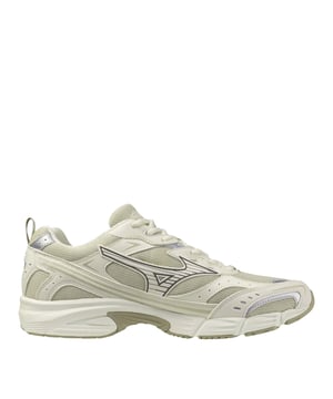 De MXR Sport is geïnspireerd op de Maximizer lijn. Rechtstreeks uit de catalogi van de vroege jaren '90 vangt hij de retro-tech esthetiek van die tijd tot in de perfectie. Mizuno's toewijding aan uitmuntendheid en vakmanschap staat centraal bij de MXR Sport. Elk aspect van de sneaker weerspiegelt het voortdurende streven van het merk naar een balans tussen traditie en innovatie. De MXR Sport heeft een palet van ton-sur-ton kleuren met als enige contrast het Runbird-logo. Door te kiezen voor deze ontwerpbenadering wordt de aandacht gericht op de verfijnde combinaties van materiaaldetails en afwerkingen van de schoenen.