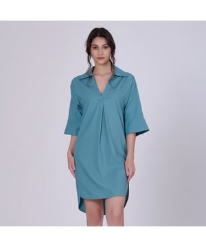 Een lang shirt met een grote polo -kraag, een rechte snit open aan de zijkanten. Een tijdloos en androgyne stuk dat wordt gedragen als een jurk of als een tuniek met een jeans of leggins. Iets langer aan de achterkant dan vooraan. Kan ook worden gekoppeld aan een riem die niet is voorzien).
 
Productdetails:
 • vorm: recht
 • Lengte: 93 cm
 • Polo / shirt kraag
 • 3/4 mouwen
 • Geen bevestiging