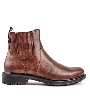 Wij voelen ons net zo goed bij het maken van deze schoenen als bij het dragen ervan. Gebouwd om je van de stad naar het platteland te brengen en overal daar tussenin. de bruine V.Gan Frisee enkellaarzen zijn gemaakt van premium vegan. duurzame en ethisch geproduceerde materialen. Ze hebben een elastische inzet. ritssluiting aan de binnenkant. een stijlvol. robuuste buitenzool en merklipje. Ga op de veganistische manier met V.gan.