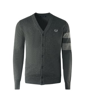 Intensifiez votre jeu de style avec notre Cardigan Fred Perry dans Grey Hue. Ce cardigan boutonne comprend des manches a deux pieds pour une touche unique. Restez confortable et avant-gardiste toute la saison a 55% de laine, 45% de coton, fermeture de bouton de cardigan gris, manche a incontour
