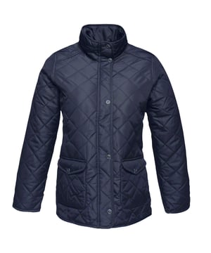 
100% Polyester. Stof: Micro-Poplin. Voering: Taffeta. Ontwerp: Diamant, gewatteerd. 160 g/m². Stoftechnologie: Thermo-Guard, Waterafstotend. Slijtvast, Geïsoleerd, Zijnaden. Mouwtype: Met lange mouwen. Halslijn: Staande Kraag. Stijl van de achterkant: Geventileerd. Zakken: 2 lagere zakken, zij-ingang. Bevestiging: Volledige ritssluiting, Stud. 10 VK: 34 in. 12 VK: 36 in. 14 VK: 38 in. 20 VK: 45 in. 18 VK: 43 in. 16 VK: 40 in.